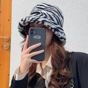 Chapeau bob en peluche à motif zèbre pour femme, idéal pour la chaleur et le style en hiver.