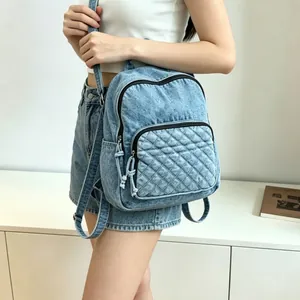 Detaillierte Seitenansicht eines lässigen blauen Denim-Rucksacks im koreanischen Stil
