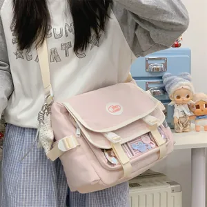 Detailansicht einer rosa japanischen süßen Umhängetasche an einem Schülermodell