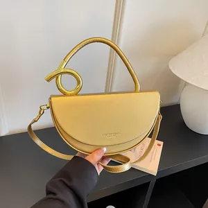Detailansicht der stylischen goldenen Satteltasche mit einzigartigem Ringgriff-Design