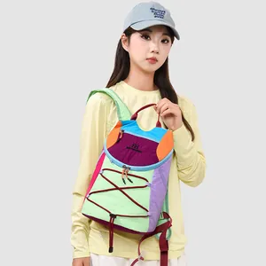 Farbenfroher Sportrucksack für Damen, präsentiert von einem Modell im Outdoor-Look
