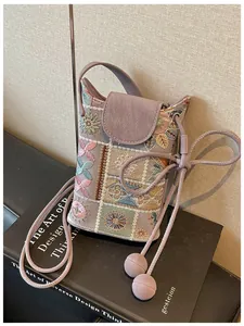 Vue détaillée de la broderie florale sur ce mini sac pour téléphone de style chinois.