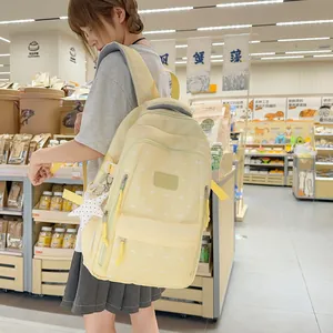 Leuke pastelgeel rugzak met kleine sterrenpatronen gedragen door een model in winkel
