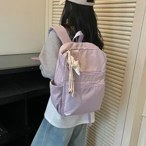 Vista trasera de una elegante mochila ligera de color violeta claro para mujer con estrella