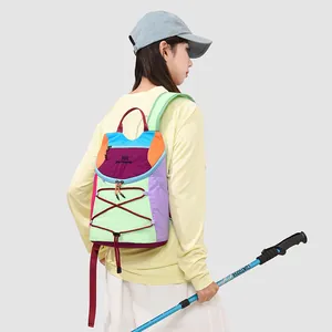 Outdoor-Ansicht eines leichten bunten Rucksacks, getragen von einer Wanderin mit Ausrüstung