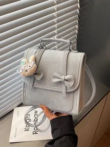 Borsa a tracolla grigio chiaro stile college con fiocchi e ciondolo a coniglio