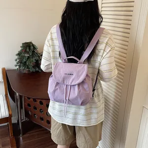 Sac à dos violet léger de style coréen pour voyage d'été porté par un mannequin