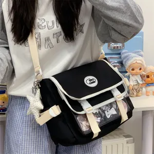 Japanische schwarze Umhängetasche mit Sichtfenster und süßen Badges Details