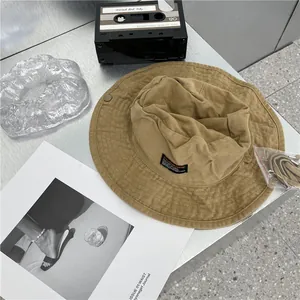Gedetailleerd overzicht van de kaki vissershoed in vintagestijl met verstelbare riem