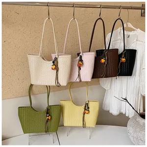 Varios colores de bolsos tote de punto con colgantes de flores en estilo de vida