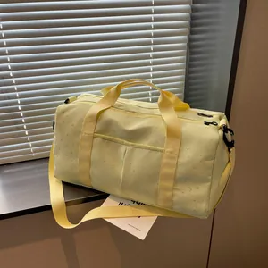 Gran bolsa de viaje amarilla con patrón de luna y estrellas en un alféizar soleado y moderno.
