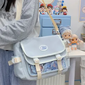 Nahaufnahme einer niedlichen hellblauen japanischen Umhängetasche an einem Modell