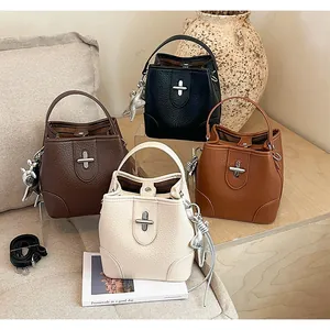 Groupe de quatre sacs seau vintage en cuir grainé de diverses couleurs classiques.