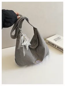 Geruite plaid hobo tas met sterbedel en Good Morning patch details