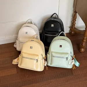 Quattro zaini vintage in stile college in colori assortiti con trama intrecciata lucida