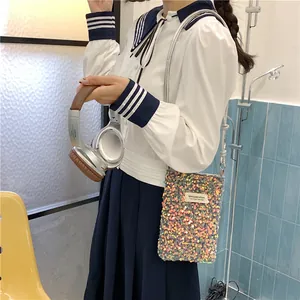 Mini borsa a tracolla con paillettes per cellulare in un contesto in stile scuola