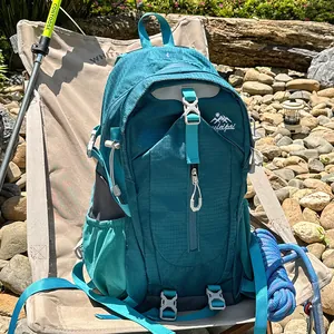 Hochwertige Detailansicht des türkisfarbenen Wanderrucksacks in felsiger Landschaft