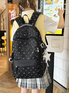 Leuke zwarte Japanse schooltas met witte hartjes- en strikpatronen voor scholieren.
