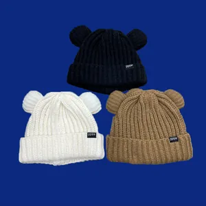 Set di tre cappelli in maglia con orecchie da orso in nero bianco e marrone