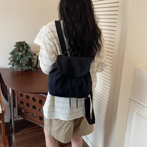 Vue arrière d'un sac à dos noir léger de style coréen dans un intérieur de maison confortable