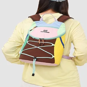 Leichter Rucksack mit bunten Farbblöcken für Damen, Ansicht von hinten am Model