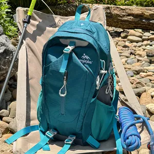 Detailansicht eines langlebigen blaugrünen Wanderrucksacks mit professioneller Bergausrüstung