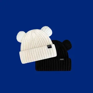 Set di due berretti in maglia con graziose orecchie da orso in bianco crema e nero