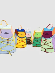 Kollektion bunter Patchwork-Rucksäcke für Outdoor-Sport und den täglichen Gebrauch