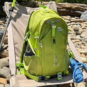 Professioneller limettengrüner Wanderrucksack auf einem Campingstuhl im Freien