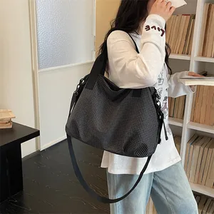 Borsa da viaggio a scacchi bianchi e neri di grande capacità ripresa in biblioteca