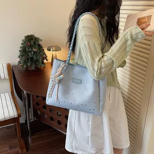 Sac cabas bleu clair avec motif d'étoiles et bandoulière tressée pour le quotidien