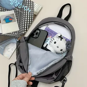 Vista detallada del interior de la mochila gris informal de gran capacidad con mucho espacio