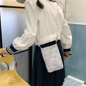 Borsa a tracolla con paillettes bianche lucide da donna in un ambiente lifestyle.
