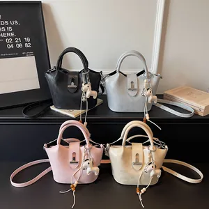 Sac seau élégant au design de niche en quatre couleurs avec breloques de cheval