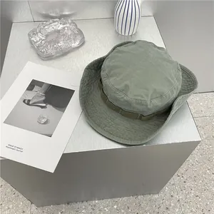 Detailopname van vintage legergroene vissershoed met duurzame stoftextuur voor zonbescherming