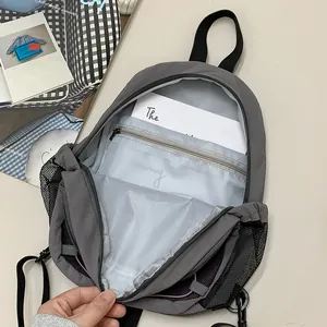 Detalle interior de una mochila informal gris de gran capacidad con bolsillo interno de cremallera
