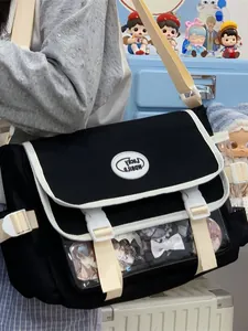 Süße japanische schwarze Kuriertasche Ita Bag mit transparentem Fenster für Anstecker
