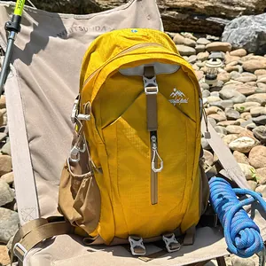Detailansicht eines gelben Wanderrucksacks beim Camping am Flussufer
