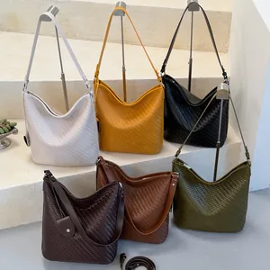 Groep vintage geweven hobo bucket bags in ivoor, geel, zwart en diverse warme aardetinten
