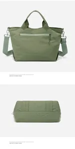 Viste dettagliate della borsa tote in nylon verde capiente con tracolla regolabile inclusa
