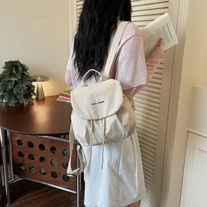 Détail d'un sac à dos léger de style coréen crème pour filles dans un cadre chaleureux