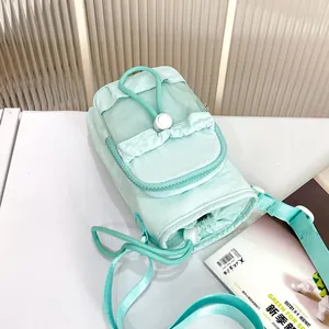 Vista detallada de un bolso de nailon verde menta para móvil con cordón ajustable