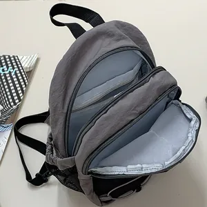 Vista detallada de los compartimentos de almacenamiento con cremallera de la mochila