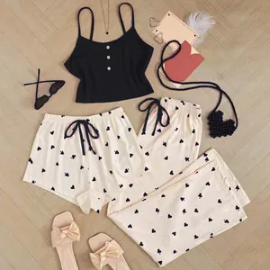 Gedetailleerde flat lay van een 3-delige loungewear set met hartjesprint short en broek
