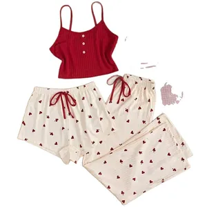 Zoete 3-delige dames pyjamaset met rode hartjesprint, hemdje, short en lange broek.