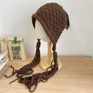 Handgestrickte braune Wintermütze mit Ohrenklappen und langen Quasten für Damenmode