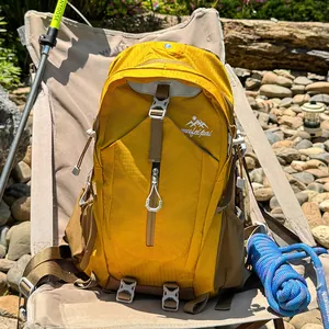 Detail eines leuchtend gelben Wanderrucksacks in einem Outdoor-Camping-Szenario.