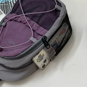Vista detallada de una mochila deportiva de nailon morado con bolsillos de malla y cordones