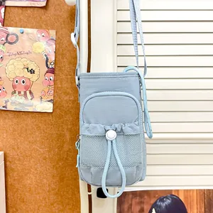 Detalle de bolso bandolera para móvil azul claro con bolsillo de malla y cordón
