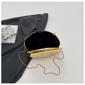 Vista dettagliata dell'interno nero e della finitura dorata di questa borsa da sera.
